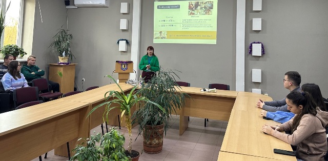 Аліна Григорівна Грицаєнко знайомить молодих фахівців із практичними інструментами, необхідними для успішного працевлаштування